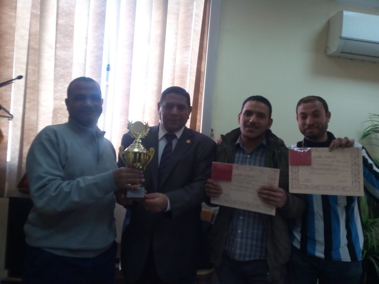 تكريم السيد عميد الكلية للعاملين بإدارة شئون الطلاب الكلية