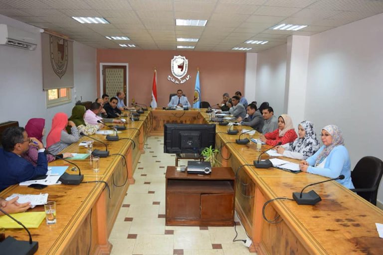 ‏‏إعداد خطة البحث العلمي لجامعة سوهاج علي طاولة رئيس الجامعة