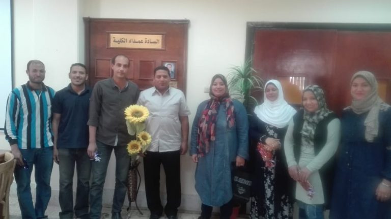 السيد عميد الكلية يكرم العاملين بإدارة شئون الطلاب بالكلية نظير جهودهم المضنية فى خدمة العملية التعليمية