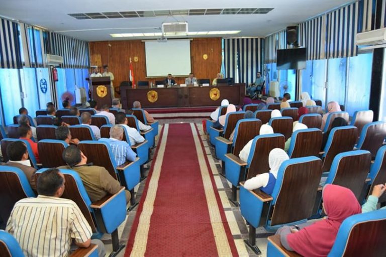 تكريم ١٢٠ متدرب بالجهاز الإداري لاجتيازهم دورات إعداد القادة بجامعة سوهاج