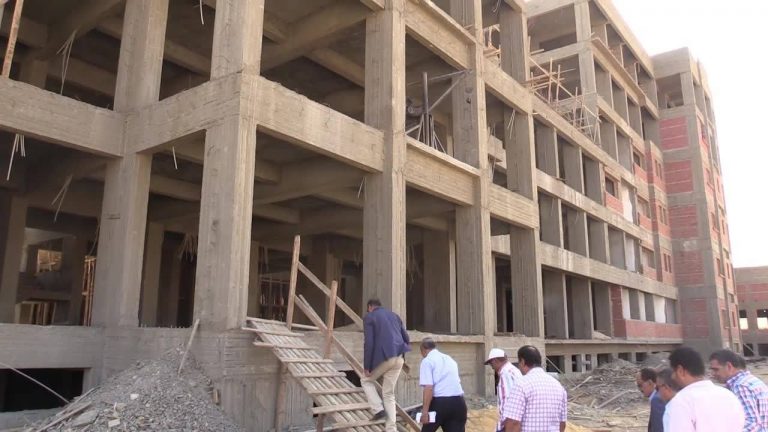 رئيس جامعة سوهاج يتابع ٧ مشروعات انشائية بالحرم الجديد
