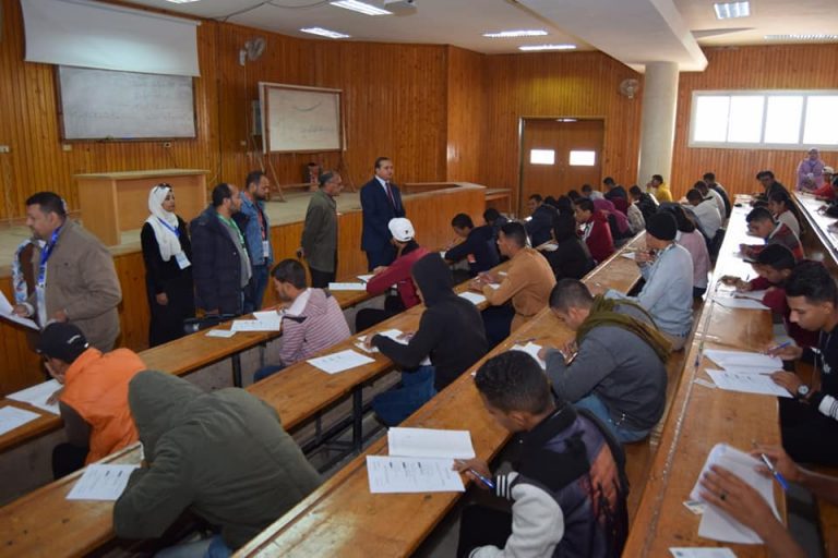 رئيس الجامعة يتابع امتحانات الفصل الدراسي الأول بكلية التربية الرياضية