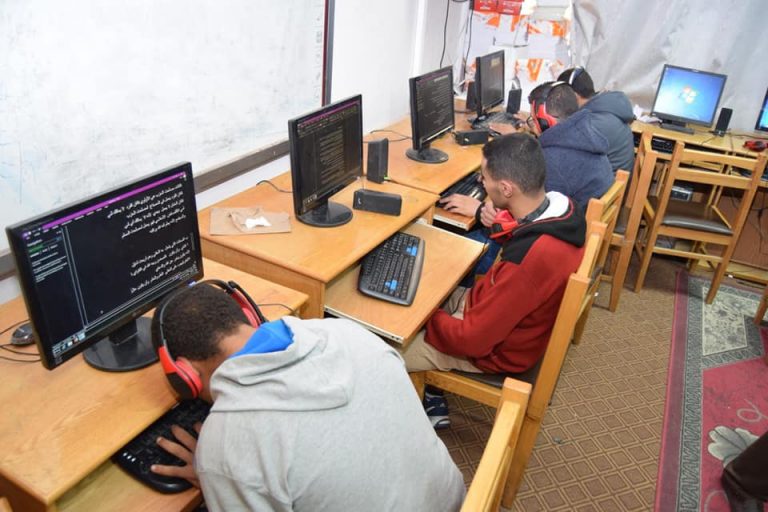طلاب مركز نور البصيرة يؤدون الامتحانات الكترونياً بجامعة سوهاج