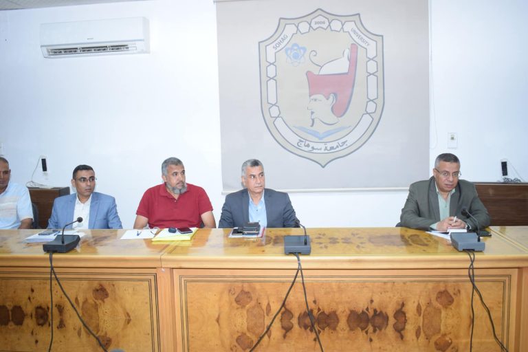 رئيس جامعة سوهاج يجتمع بمجلس أمناء الكليات ويناقش استكمال الإستعدادات الإدارية للعام الدراسي الجديد