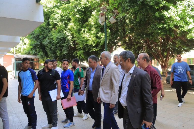 برعاية كريمة من معالي أ.د/حسان النعمانى رئيس الجامعه لجنة من المجلس الأعلى للجامعات والسيد ا.د /عبد الناصر ياسين نائب رئيس الجامعة لشئون التعليم والطلاب يتفقدون سير اختبارات القدرات بكلية علوم الرياضة جامعة سوهاج